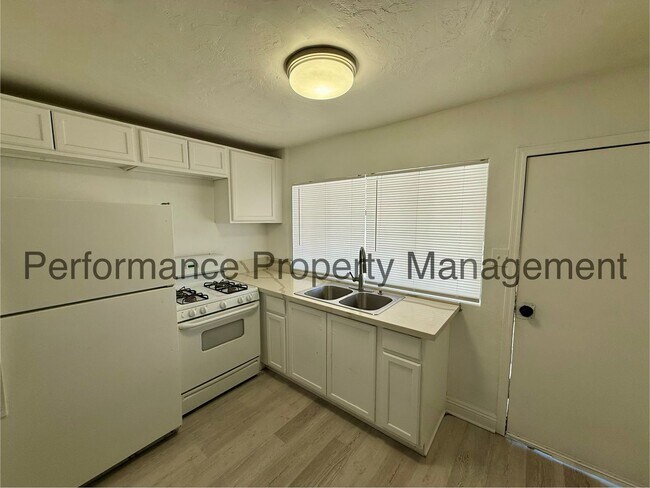 Foto del edificio - Cozy 3 Bed/2 Bath E Bakersfield Home w/ Solar, RBP & $0 Deposit Option