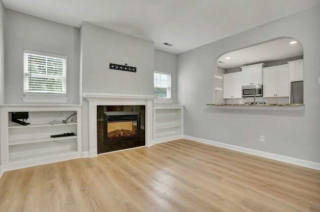 Foto del edificio - 211 Thalia Rd