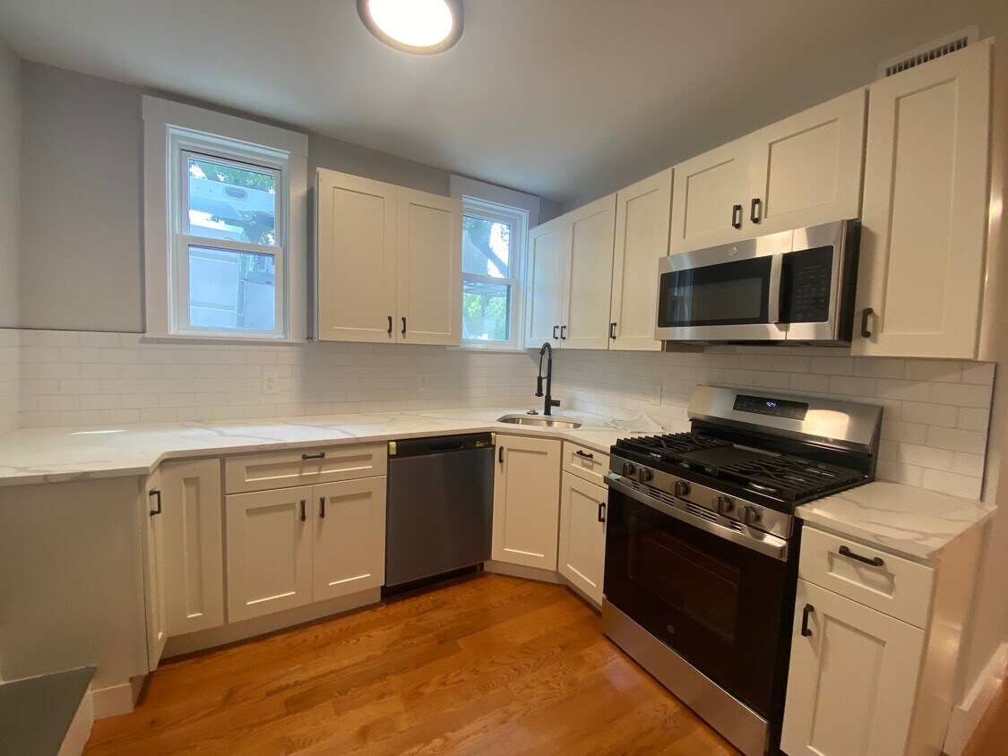 Primary Photo - 116 Marginal St