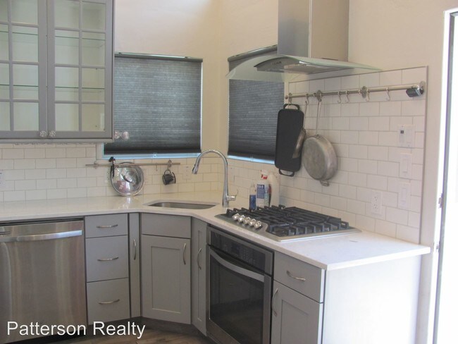 Building Photo - 3185 Panorama Dr