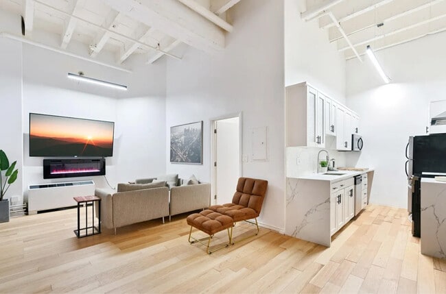 Building Photo - 312 W 5th St