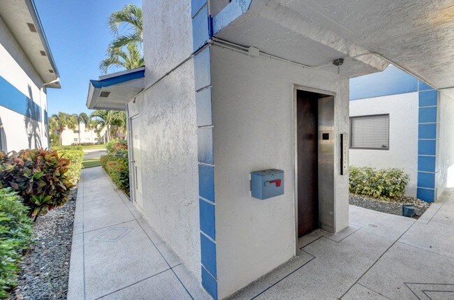 Building Photo - 15301 Pembridge Ave