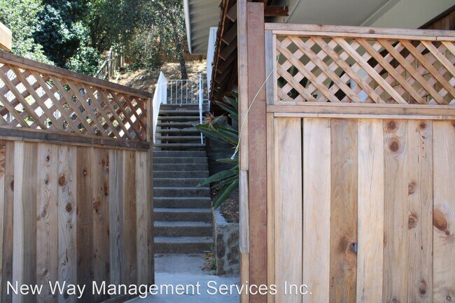 Building Photo - 5 br, 3 bath House - 665 Midway Blvd.