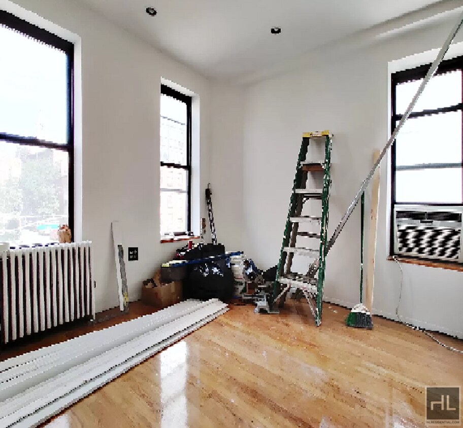 Foto del edificio - Sun-Filled 3BR in the Heart of the East Village | W/D in Unit