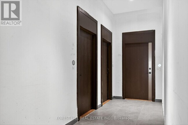Photo du bâtiment - 8888-8888 Yonge St