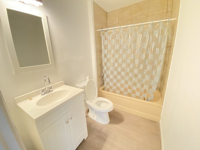 Building Photo - 129 Emerald St S