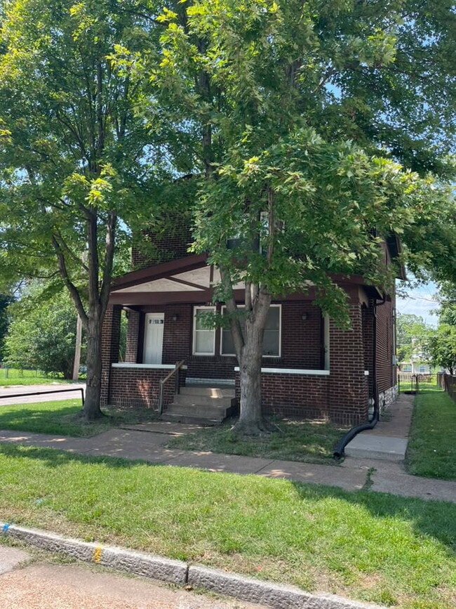 Building Photo - "Charming 2-Bed/ 1 bath 2nd Floor Retreat on Pennsylvania Avenue – with wood floors and a usable ...