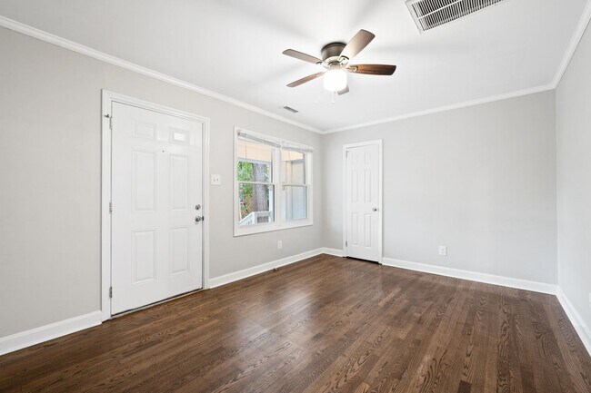 Building Photo - Renovated 2 bed/1 bath duplex minutes from downtown!