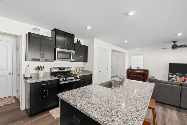 Foto del edificio - Beautiful 4-Bedroom Home with Fenced Backyard & Open Floor Plan!