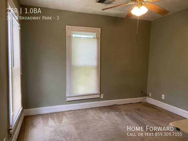 Foto del edificio - 361 S Broadway Park