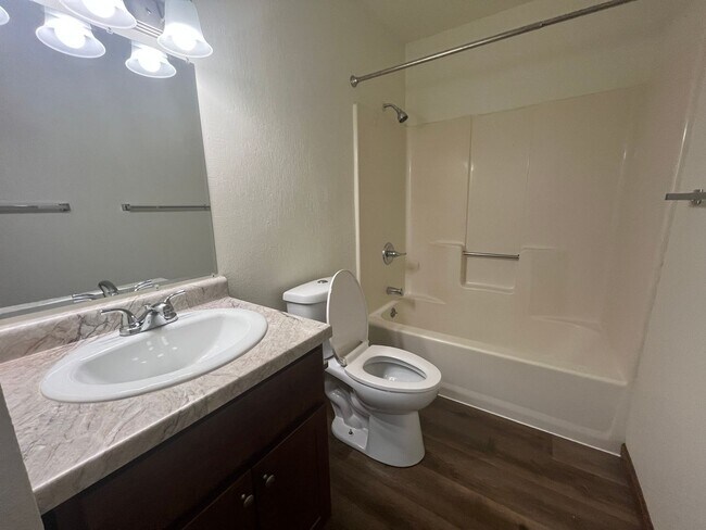 Foto del edificio - 519-E S Silverwood Lane