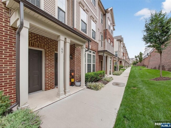 Building Photo - 69 Arnold Dr