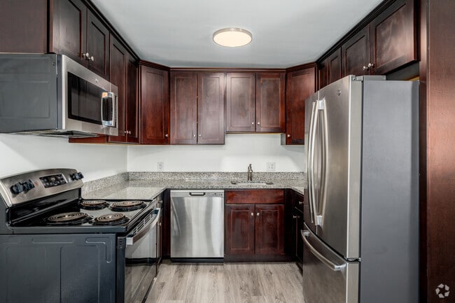 2BR, 1BA - 875SF - Kitchen - Parkside Manor Apartments