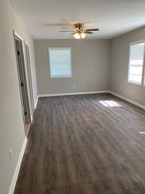 Living Room - 902 W Lakeside Dr