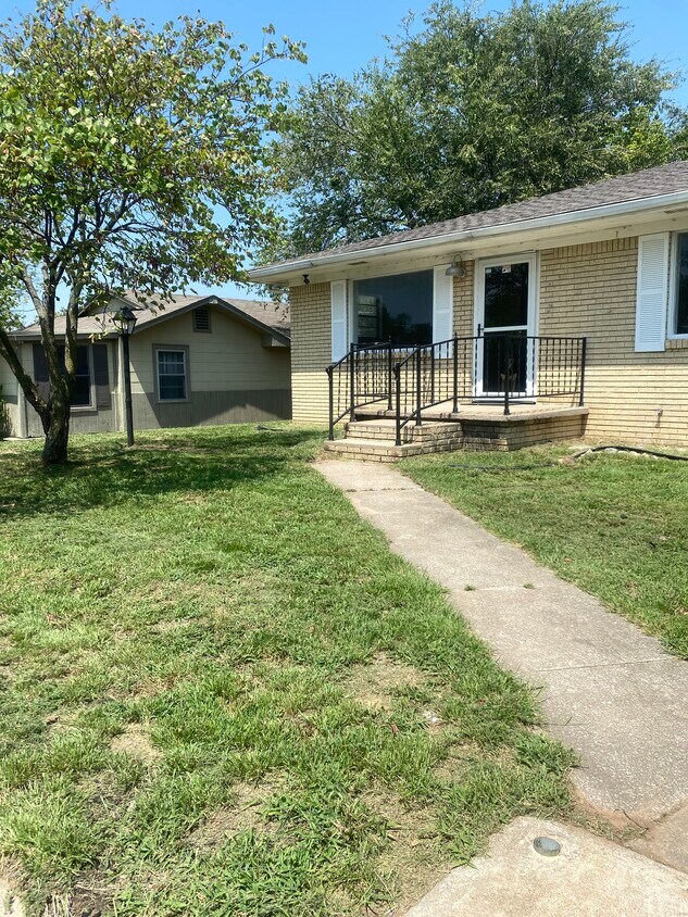 Primary Photo - 409 E Aquarium Pl