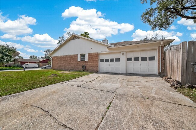 Building Photo - 9502 Skyline Dr