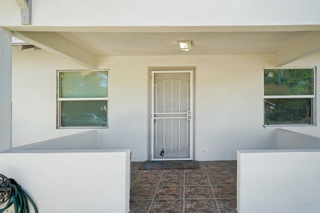 Foto del edificio - 379 W 19th St