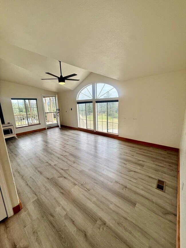 Building Photo - 14555 E Van Tam Way