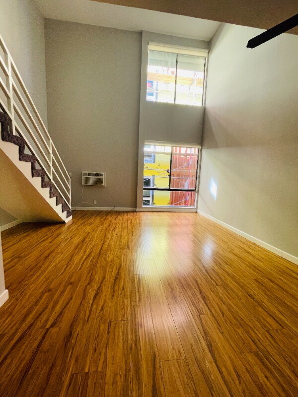 Foto del edificio - 7044 Hawthorn Ave