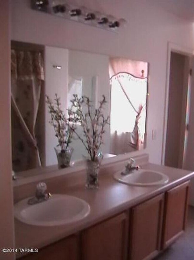 Building Photo - Beautiful 4 bedroom, 2 bath home available