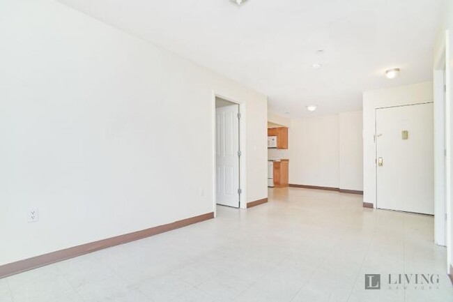 Foto del edificio - 2 bedroom in BRONX NY 10458