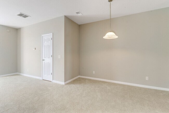 Foto del edificio - 3 Bed, 2. 5 Bath Like New Townhome in Richmond Hill