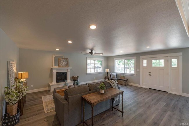 Building Photo - 2403 Mariposa Ave