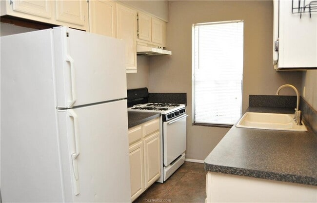 Building Photo - 1511 Pine Ridge Dr