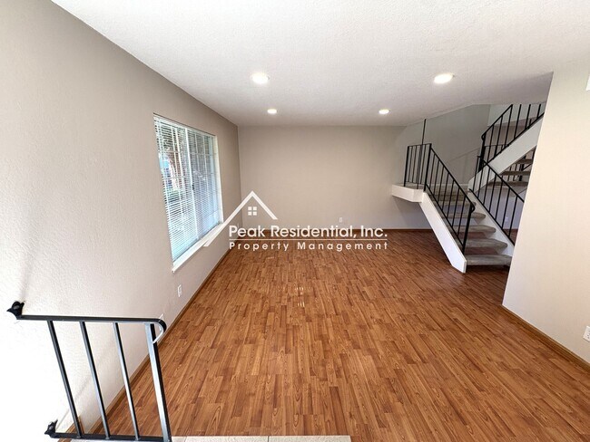Foto del edificio - Updated 3-bedroom Townhome in Carmichael.