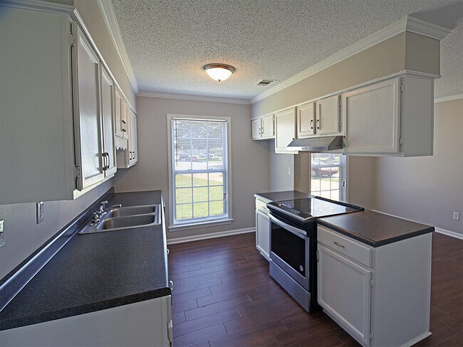 Foto del edificio - 4 Bedroom with bonus, 3 Bathrooms Near S Germantown and Barnstable