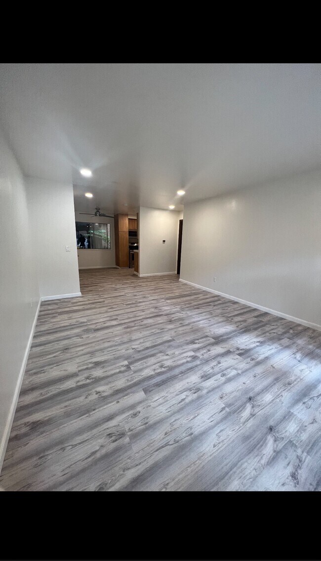 Foto del edificio - 6600 Warner Ave