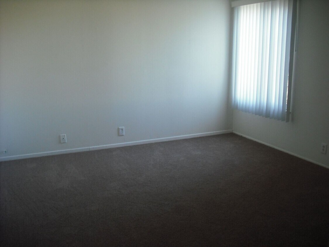 Foto del edificio - Enjoy living in this spacious single level...