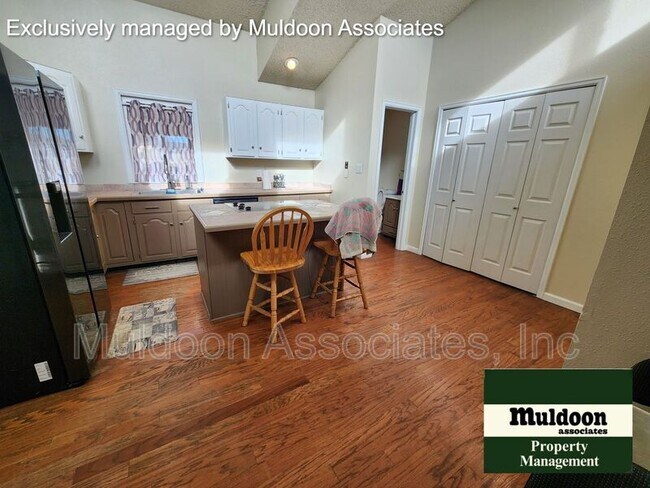 Foto del edificio - 654 S Bellflower Dr