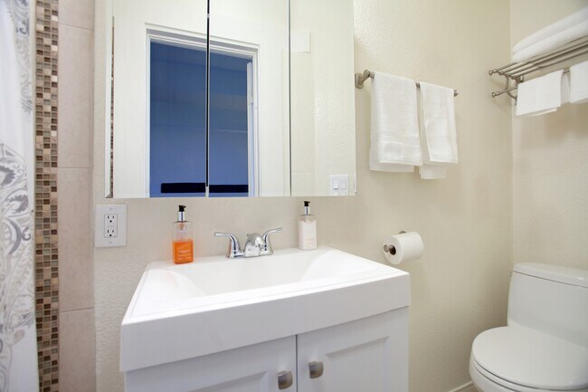 Foto del edificio - 2121 1st Ave