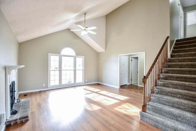 Building Photo - Centrally Located Three Bedroom!
