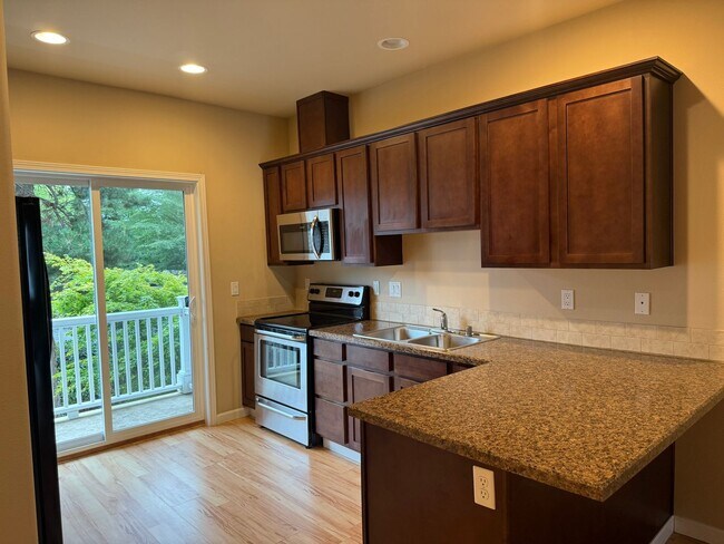 Foto del edificio - Beautiful 2 bed, 2.5 bath townhome located...