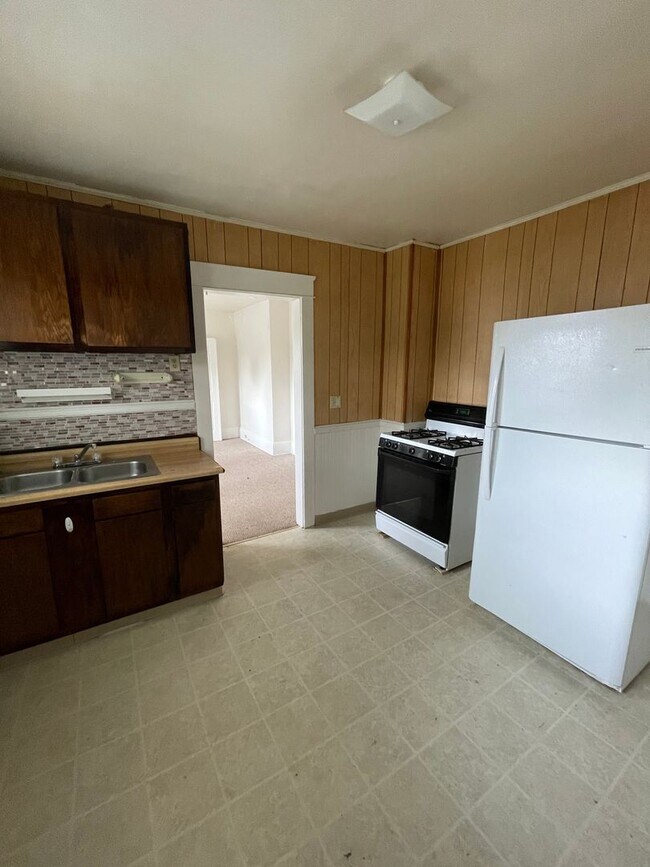 Foto del edificio - Clean 2BR up with offstreet parking and yard