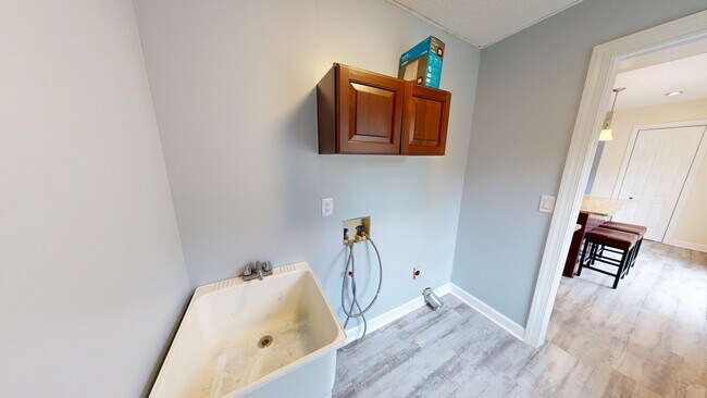 Foto del edificio - 1095 Burnside Rd