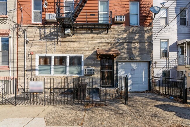 Foto del edificio - 40 Beacon Ave