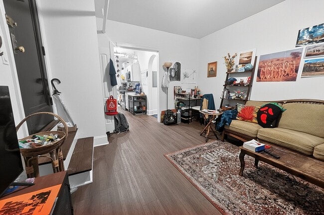 Building Photo - Newly Renovated 1 BR in Loyola on Lovely Quiet Block