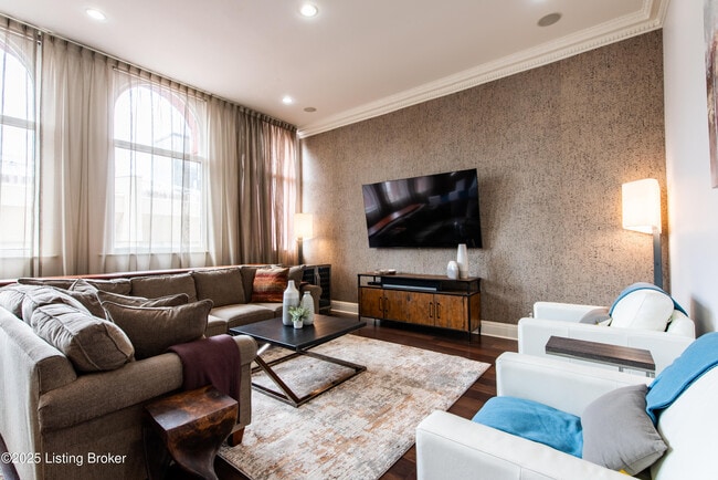 Building Photo - 133 S 3rd St