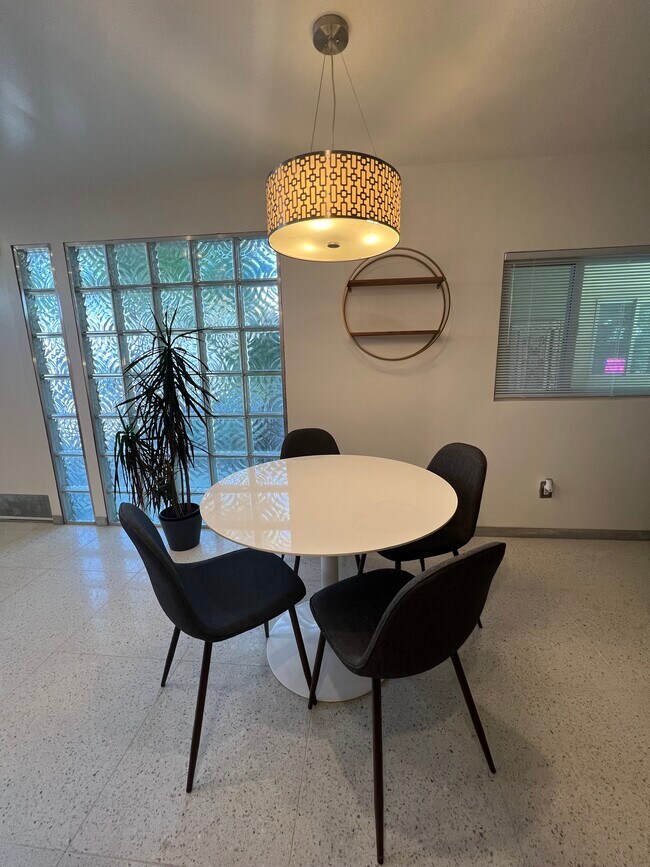 Building Photo - 1031 N Palm Canyon Dr