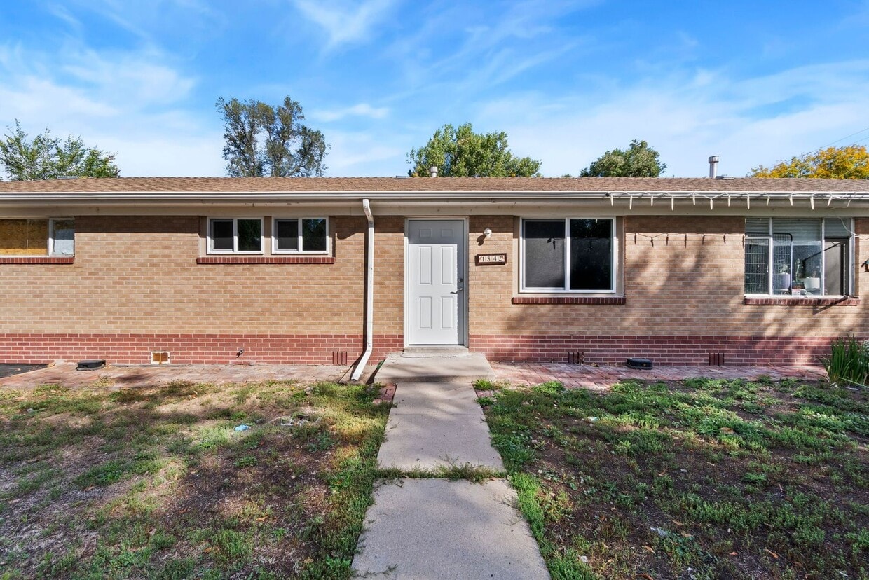 Charming 2-Bedroom unit with Modern Updates - Charming 2-Bedroom unit with Modern Updates