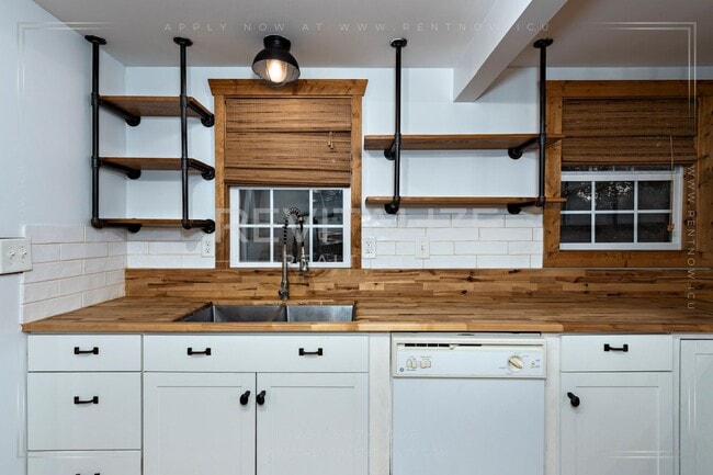 Foto del edificio - Charming Foley Bungalow with Timeless Char...