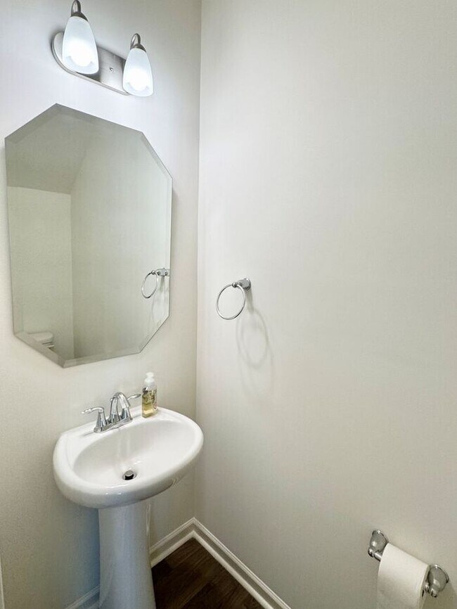 Foto del edificio - Lovely end-unit townhome!