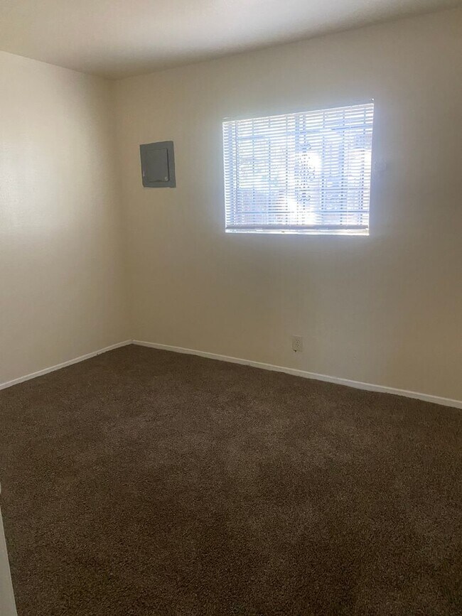 Building Photo - Nice 2 bedroom in NE heights