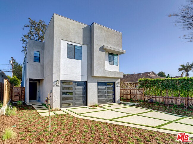 Building Photo - 10620 Ayres Ave