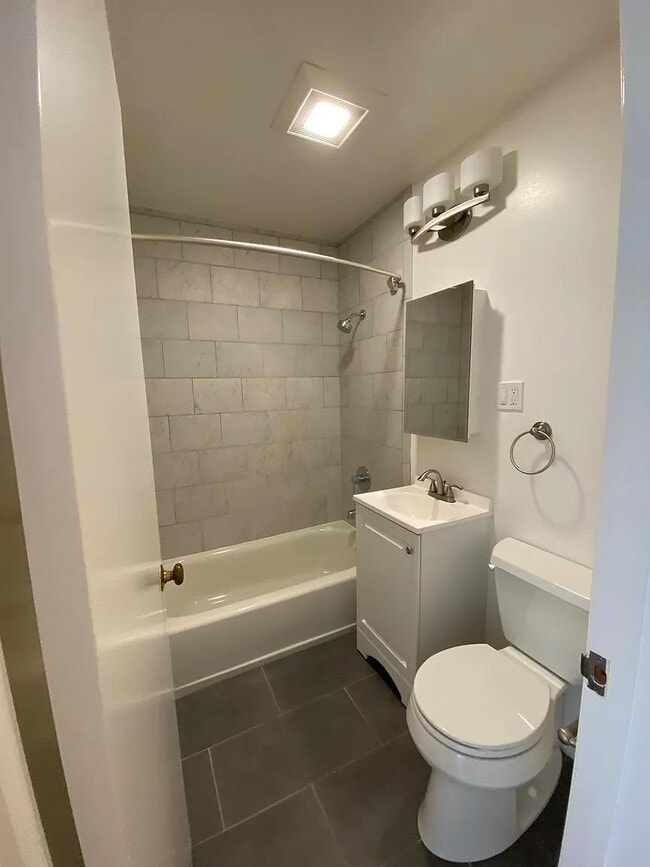 Building Photo - 1491 Chestnut St