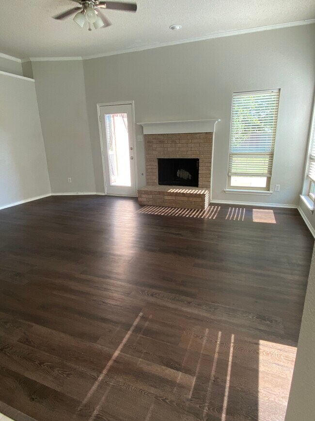 Foto del edificio - 3210 Blue Jay Ln