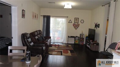 Building Photo - 423 Micali Way